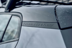 ボルボ EX30 Cross Country：アウトドアやアドベンチャーを楽しむ方に向けたモデル。
