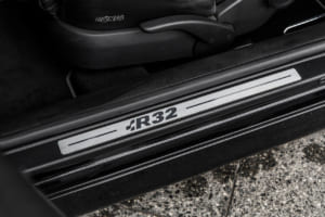 2003年型フォルクスワーゲン・ゴルフR32：内装でも「R32」ロゴ入りのケーニッヒ製シートや専用形状のレザーステアリングホイール、シフトノブやアルミペダルなど、多くの専用装備が奢られている。