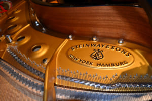 スタインウェイグランドピアノの意匠刻印（STEINWAY & SONS NEWYORK AMBURG）。