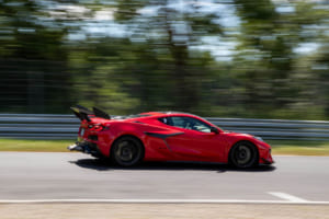 ニュルブルクリンク北コースを走るシボレー・コルベット ZR1