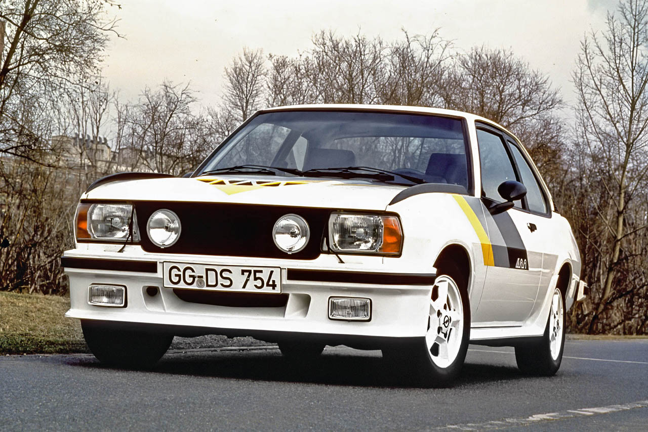 最後の“FR”WRC王者「オペル・アスコナB」。兄弟車「マンタB」と迎えた50周年と、伝説「400」の真実