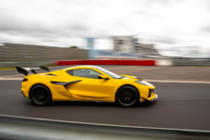 ニュルブルクリンク北コースを走るシボレー・コルベット ZR1X