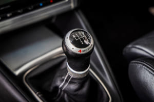 2003年型フォルクスワーゲン・ゴルフR32：内装でも「R32」ロゴ入りのケーニッヒ製シートや専用形状のレザーステアリングホイール、シフトノブやアルミペダルなど、多くの専用装備が奢られている。