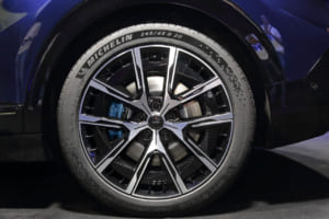 アルピーヌA390の20インチホイールに履くタイヤは、パイロットスポーツEVおよびクロスクライメート3で245/45R20