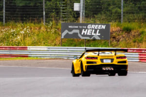 ニュルブルクリンク北コースを走るシボレー・コルベット ZR1X