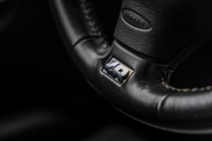 2003年型フォルクスワーゲン・ゴルフR32：内装でも「R32」ロゴ入りのケーニッヒ製シートや専用形状のレザーステアリングホイール、シフトノブやアルミペダルなど、多くの専用装備が奢られている。