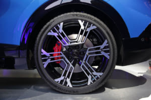 アルピーヌA390の21インチホイールに履くタイヤは、245/40ZR21サイズのパイロットスポーツ4S
