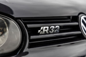 2003年型フォルクスワーゲン・ゴルフR32：日本では2003年に900台限定で販売された。2ドア・左ハンドル仕様が500台、4ドア・右ハンドル仕様が400台という内訳で、取材車両は前者だ。