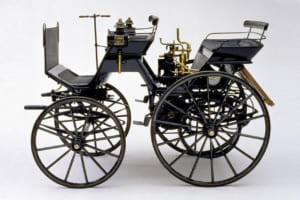 1886年、世界初のガソリン自動車：ゴットリープ・ダイムラーの4輪車。