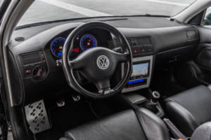 2003年型フォルクスワーゲン・ゴルフR32：内装でも「R32」ロゴ入りのケーニッヒ製シートや専用形状のレザーステアリングホイール、シフトノブやアルミペダルなど、多くの専用装備が奢られている。