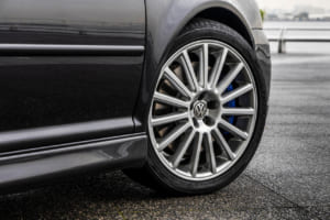 2003年型フォルクスワーゲン・ゴルフR32：R32専用に用意されたOZ製アルミホイールに装着しているのはトーヨータイヤの最新プレミアムスポーツモデル、プロクセス・スポーツ2で、サイズは純正と同じ225/40R18。