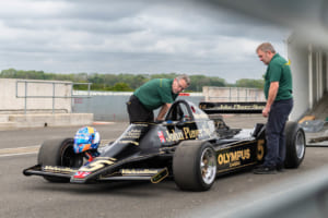 ヤン・ラマースが英国へセルで因縁のF1マシン、ロータス・タイプ79に再会。