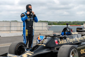 ヤン・ラマースが英国へセルで因縁のF1マシン、ロータス・タイプ79に再会。