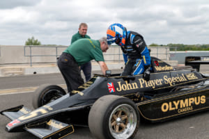 ヤン・ラマースが英国へセルで因縁のF1マシン、ロータス・タイプ79に再会。