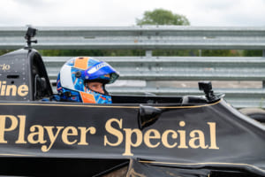 ヤン・ラマースが英国へセルで因縁のF1マシン、ロータス・タイプ79に再会。