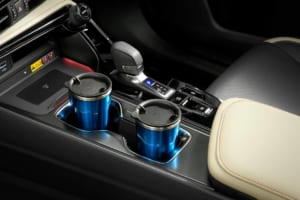運転中の飲食は違反になる？ 意外と知らない「片手運転」の落とし穴