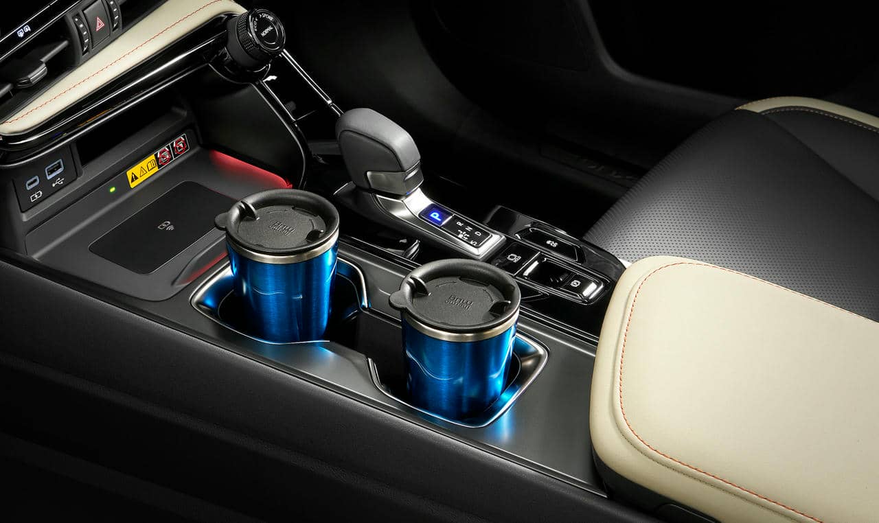 運転中の飲食は違反になる？ 意外と知らない「片手運転」の落とし穴