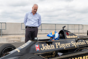 ヤン・ラマースが英国へセルで因縁のF1マシン、ロータス・タイプ79に再会。