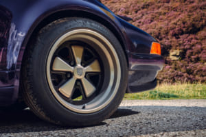 セオン・デザイン（Theon Design）が手掛けたタイプ964 ポルシェ911のレストモッド