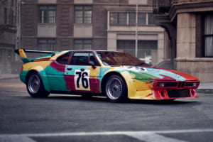 ウォーホルが28分で描いた「M1」も登場。BMWアートカー、50周年ワールドツアーがペブルビーチで始動