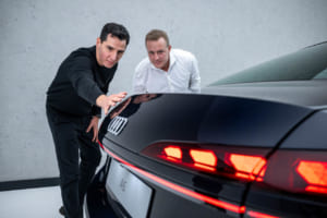 新型アウディA6セダンと、エクステリアデザイナーのフランチェスコ・ダモーレ氏（左）、エアロダイナミクス開発者のセバスチャン・ヴァイパー氏（右）。