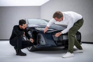 新型アウディA6セダンと、エクステリアデザイナーのフランチェスコ・ダモーレ氏（左）、エアロダイナミクス開発者のセバスチャン・ヴァイパー氏（右）。