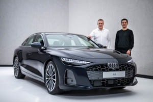 新型アウディA6セダンと、エクステリアデザイナーのフランチェスコ・ダモーレ氏（右）、エアロダイナミクス開発者のセバスチャン・ヴァイパー氏（左）。