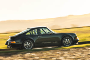 セオン・デザイン（Theon Design）が手掛けたタイプ964 ポルシェ911のレストモッド