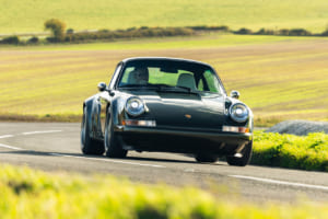 セオン・デザイン（Theon Design）が手掛けたタイプ964 ポルシェ911のレストモッド