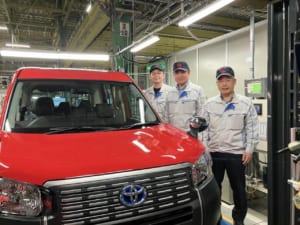 香港版 JPN TAXIと左から 品質管理部 金子リーダー、組立部 内山部長、品質管理部 後藤課長
