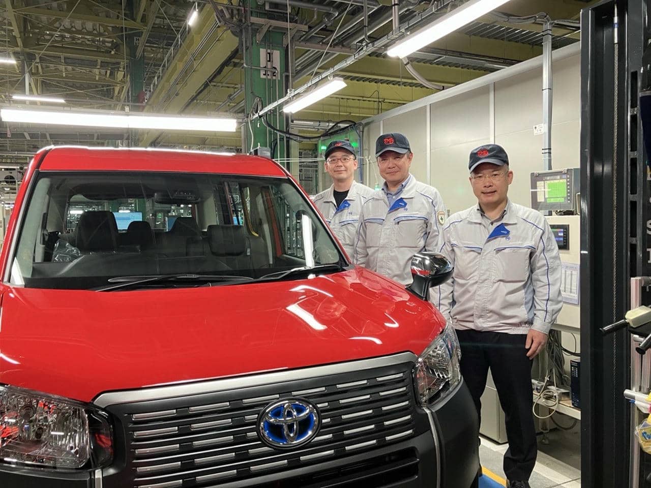 香港版 JPN TAXIと左から 品質管理部 金子リーダー、組立部 内山部長、品質管理部 後藤課長