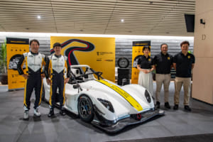 右から、ラディカル・ジャパン ゼネラルマネージャー畠山修一氏、同マネージングディレクター ダリル・オーヤン氏、同代表取締役 榎本由香氏、レーシングドライバー 荒 聖治氏、同 田中哲也氏