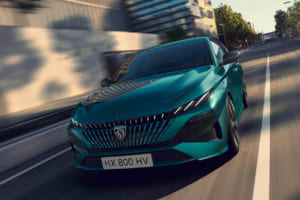 【速報】プジョー新型「308」は“ライオン”が光る！ EV版は航続450kmへ、その進化のすべて