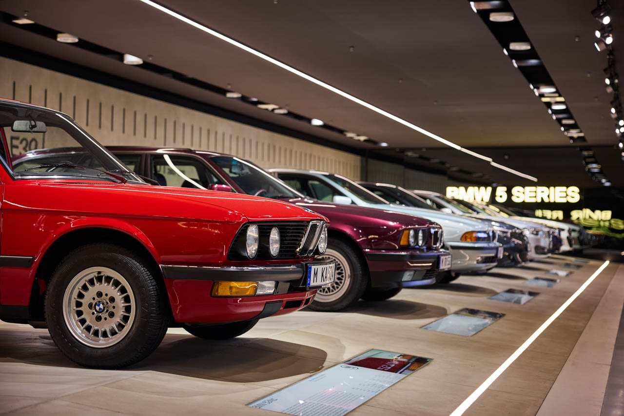 BMW Museum(ビー・エム・ダブリュー博物館):ミュンヘンのBMW本社の隣に立つBMW博物館では、戦前の航空機エンジンから2輪車/4輪車の最新モデルまで、“バイエルン・エンジン工場”の歴史が紹介されている。往年のイセッタや507、2002、M1などの実車も並ぶ。