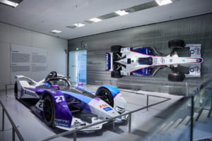 BMW Museum（ビー・エム・ダブリュー博物館）：ミュンヘンのBMW本社の隣に立つBMW博物館では、戦前の航空機エンジンから2輪車／4輪車の最新モデルまで、“バイエルン・エンジン工場”の歴史が紹介されている。往年のイセッタや507、2002、M1などの実車も並ぶ。