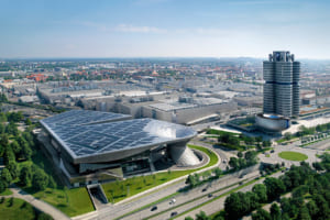 BMW Museum（ビー・エム・ダブリュー博物館）：ミュンヘンのBMW本社の隣に立つBMW博物館では、戦前の航空機エンジンから2輪車／4輪車の最新モデルまで、“バイエルン・エンジン工場”の歴史が紹介されている。往年のイセッタや507、2002、M1などの実車も並ぶ。