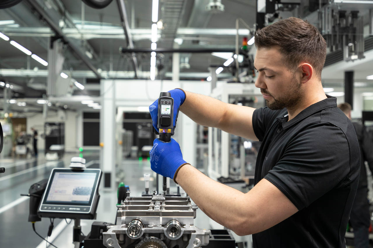 Mercedes-AMG(メルセデスAMG本社):アッファルターバッハにあるメルセデスのハイパフォーマンスカーの開発・生産を行うAMGの本社。一人のマイスターが責任を持って1基のエンジンを組み上げる、伝統の“ワンマン・ワンエンジン”の現場を実際に見ることができる。