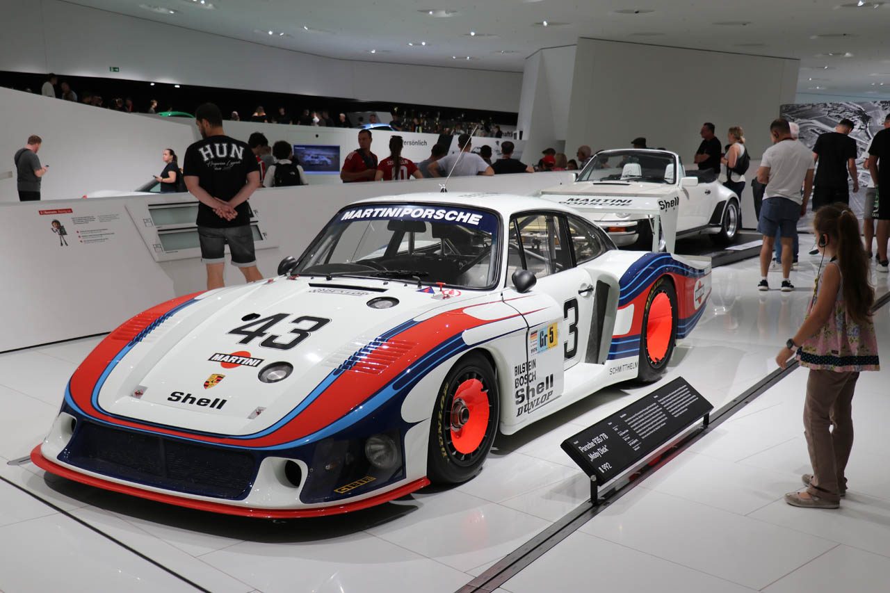 PORSCHE Museum(ポルシェ博物館):シュトゥットガルトのポルシェ本社に隣接するポルシェ博物館では、歴代のレーシングカーや市販モデル、プロトタイプなどを多数展示。定期的にテーマが変わる企画展の内容の深堀りぶりも圧巻の一言。レストア作業も行っている。