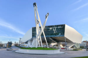 PORSCHE Museum（ポルシェ博物館）：シュトゥットガルトのポルシェ本社に隣接するポルシェ博物館では、歴代のレーシングカーや市販モデル、プロトタイプなどを多数展示。定期的にテーマが変わる企画展の内容の深堀りぶりも圧巻の一言。レストア作業も行っている。