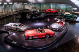 MERCEDES-BENZ Museum（メルセデス・ベンツ博物館）：馬車から自動車黎明期のベンツ・パテント・モトール・ヴァーゲン、伝説の300SL、初代ウニモグ、歴代のレーシングカー、レコードブレーカー、更にはローマ教皇専用車や昭和天皇の御料車まで、自動車の歴史を俯瞰する内容が圧巻。