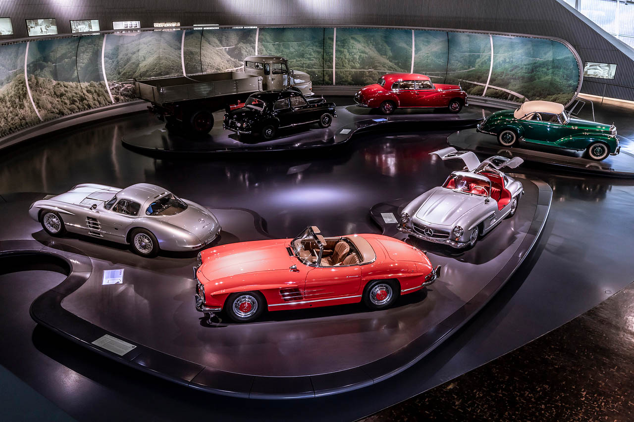 MERCEDES-BENZ Museum(メルセデス・ベンツ博物館):馬車から自動車黎明期のベンツ・パテント・モトール・ヴァーゲン、伝説の300SL、初代ウニモグ、歴代のレーシングカー、レコードブレーカー、更にはローマ教皇専用車や昭和天皇の御料車まで、自動車の歴史を俯瞰する内容が圧巻。