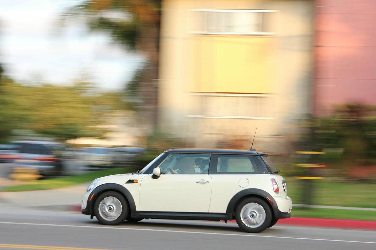 無意識にやっていませんか？ 車間詰め、ハイビーム… 多くのドライバーが犯す交通違反と罰則