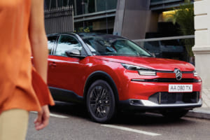 ブラックパーツで精悍に、サンルーフで開放的に。シトロエン C4の新たな特別仕様車「エディション ルミエル」