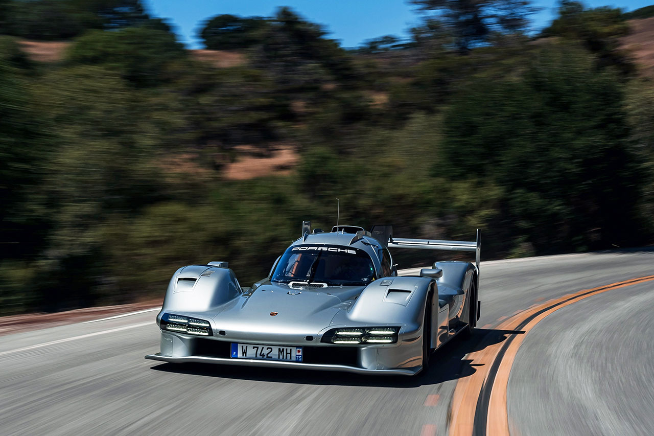 917」の魂を宿すワンオフマシン。ロジャー・ペンスキー、公道版「963