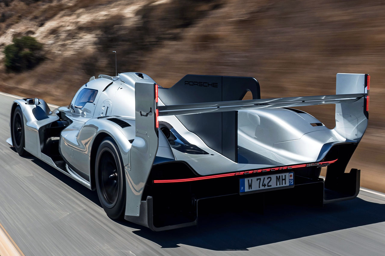 917」の魂を宿すワンオフマシン。ロジャー・ペンスキー、公道版「963