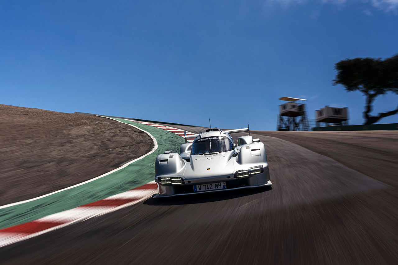 917」の魂を宿すワンオフマシン。ロジャー・ペンスキー、公道版「963