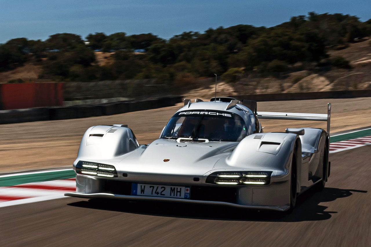 917」の魂を宿すワンオフマシン。ロジャー・ペンスキー、公道版「963