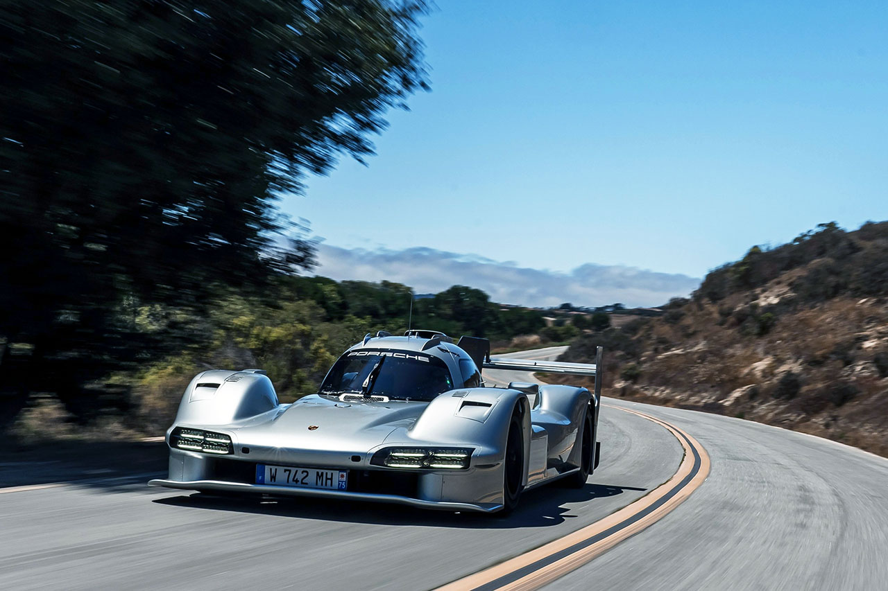 917」の魂を宿すワンオフマシン。ロジャー・ペンスキー、公道版「963