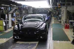R35 GT-R最終生産車オフライン式：最後の1台は「Premium edition T-Spec」、ボディカラーはミッドナイトパープルで、日本のユーザーに届けられる予定だという。