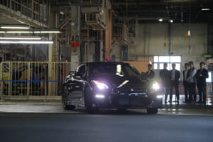 R35 GT-R最終生産車オフライン式：最後の1台は「Premium edition T-Spec」、ボディカラーはミッドナイトパープルで、日本のユーザーに届けられる予定だという。